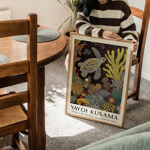 Récif corallien lumineux avec décor mural représentant une tortue de mer dans des tons dorés chauds.