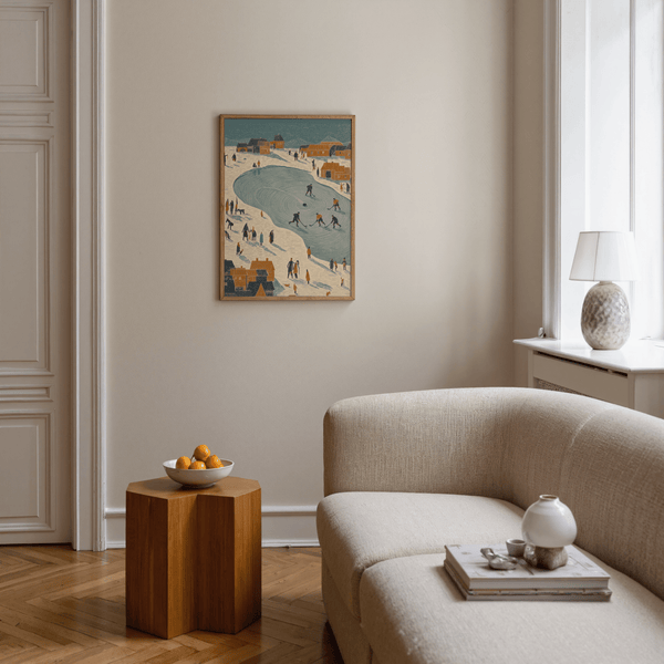 Impression artistique hivernale sur le thème du hockey, avec de la neige blanche et des touches orange, parfaite pour une salle familiale.