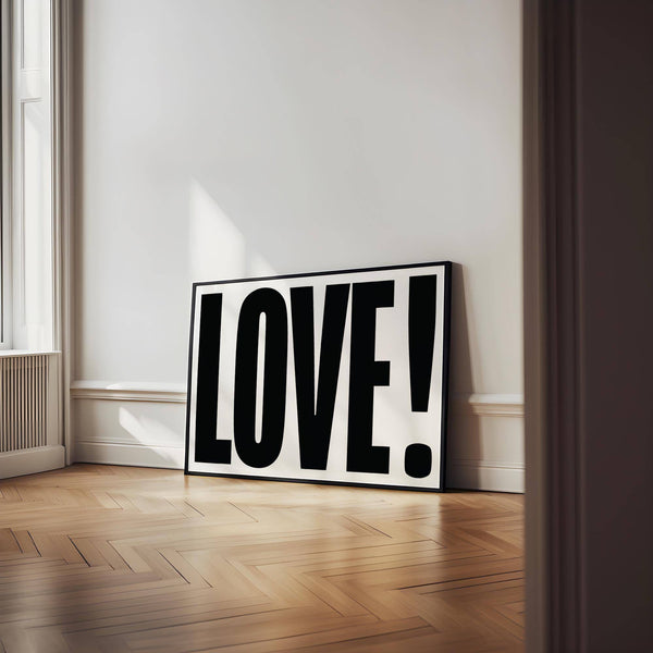 Imprimé LOVE minimaliste utilisé comme décoration sous forme de grandes affiches motivantes