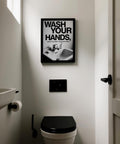 Art mural typographique audacieux pour salle de bain avec lavabo blanc épuré.