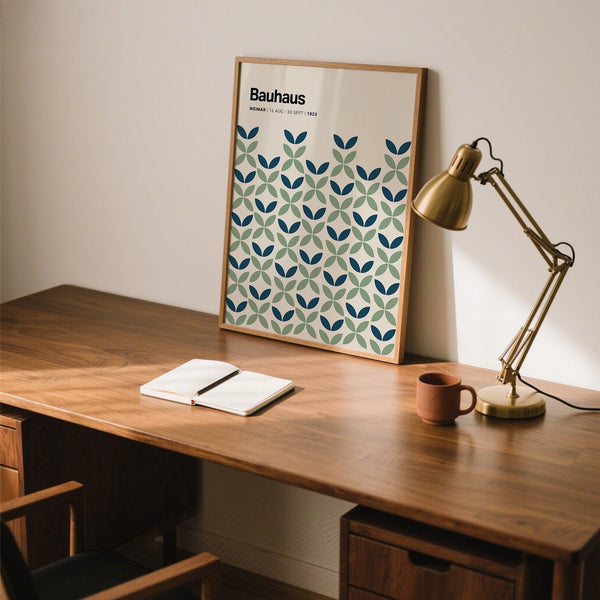 Affiche abstraite représentant une décoration murale bleue et verte avec des motifs bleu marine et sauge.