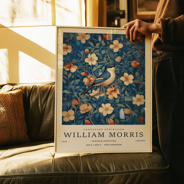 Affiche artistique William Morris représentant un oiseau bleu perché sur une branche fleurie dans des tons vintage chaleureux.