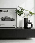Affiche intemporelle Maserati Khamsin en noir et blanc pour décorer votre bureau à domicile