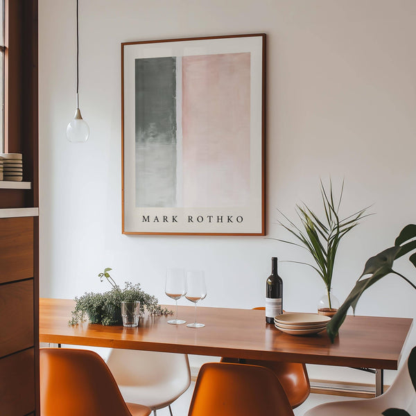 Chambre élégante avec une peinture murale apaisante exposée