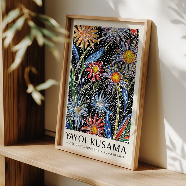 Des marguerites aux pétales bleus, rouges et blancs mises en valeur dans un pop art floral.