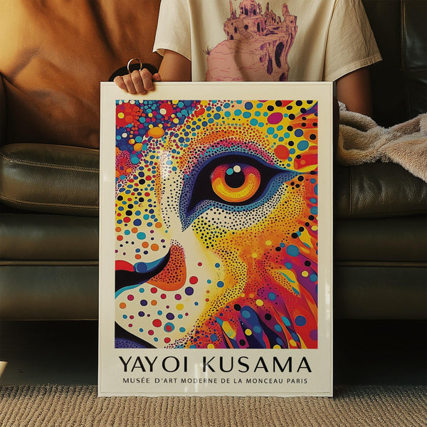 Affiche artistique représentant un lion, avec un visage félin abstrait à pois et motifs.