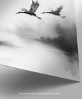 Deux grues en plein vol dans un paysage à l'encre d'inspiration asiatique, art japonais représentant des grues en vol.
