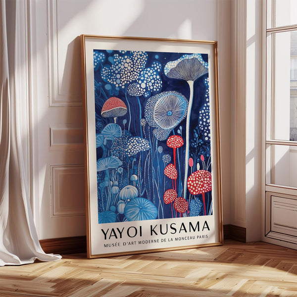 Impression artistique représentant des champignons rouges et blancs sur un fond bleu foncé.