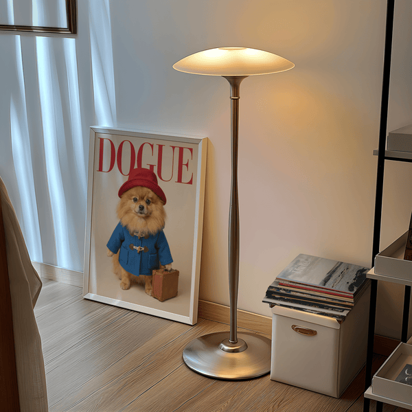 Paddingtron Ours Pomeranian, impression artistique en beige et marron avec une tenue rouge et bleue, idéal pour les salles de jeux.