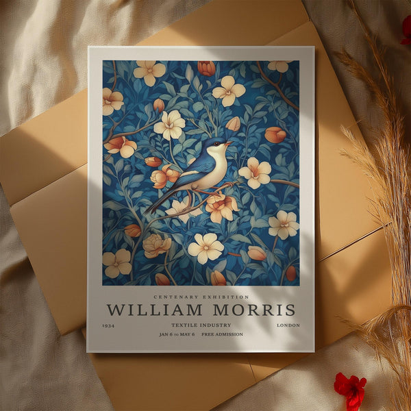 Œuvre de William Morris représentant un oiseau bleu parmi des fleurs abricot et crème, avec un feuillage bleu foncé.