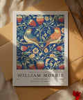 Décoration murale vintage de style William Morris avec fruits et oiseaux dans un jardin