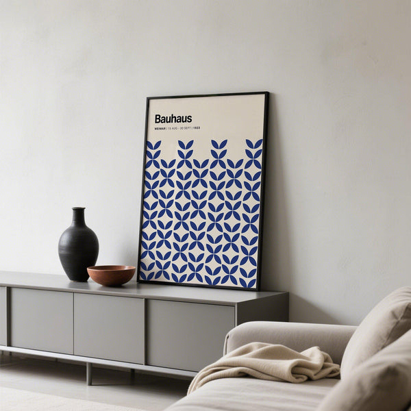 Décoration murale simple et élégante, bleu sur fond beige, avec un motif répétitif en forme de vagues.