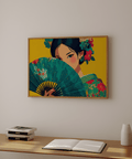 Poster mural représentant une geisha japonaise, fond jaune, accents verts dans le coin bureau