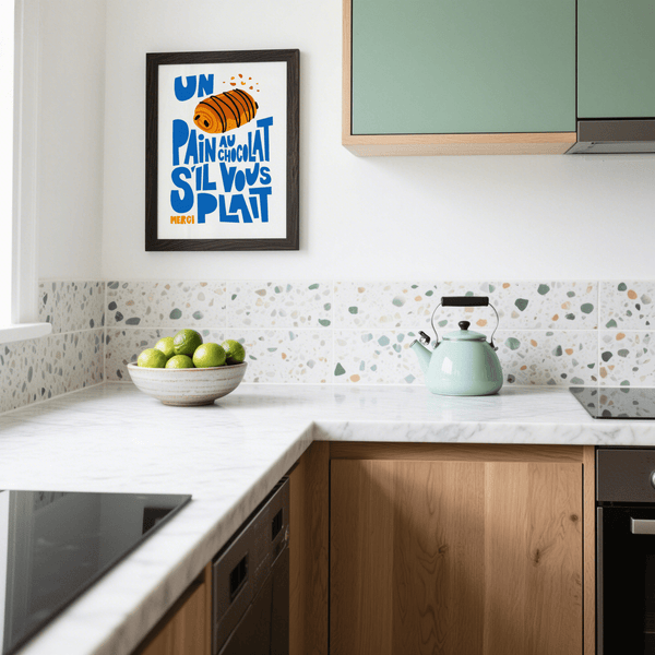 Impression « Pain au chocolat » pour coin repas, couleurs orange et bleu, style affiche