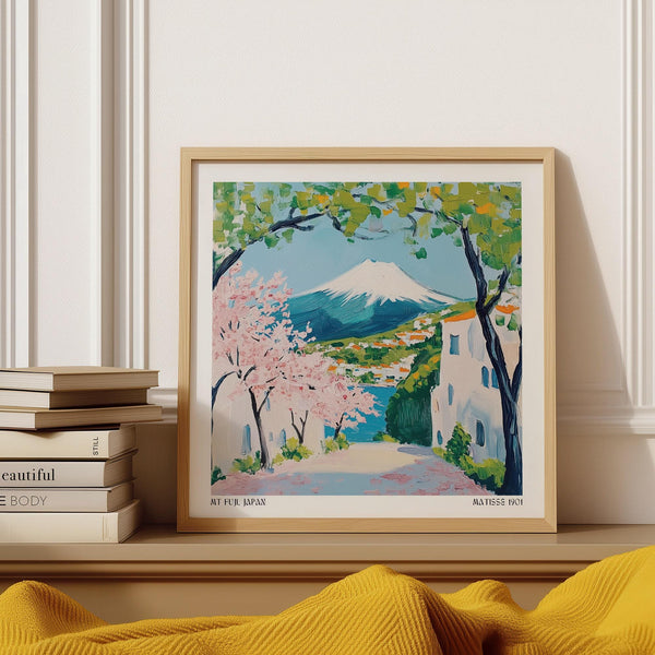 Affiche japonaise représentant le mont Fuji avec des cerisiers en fleurs et des maisons à flanc de colline.