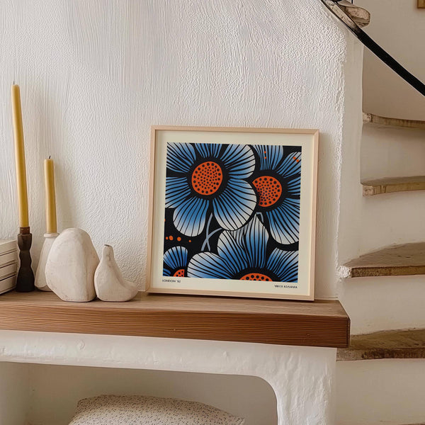 Décoration murale moderne avec fleurs bleues pour intérieurs contemporains