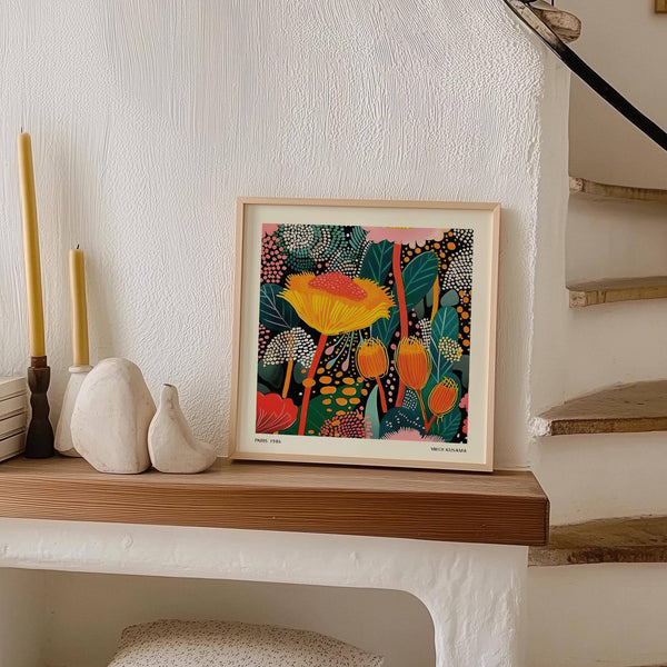 Fond noir mettant en valeur les imprimés floraux lumineux pour encadrer le design