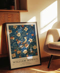 Élégante affiche florale inspirée des motifs textiles du début du XXe siècle, signée William Morris.