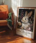 Illustration vintage détaillée représentant un lapin réaliste dans un décor floral romantique.