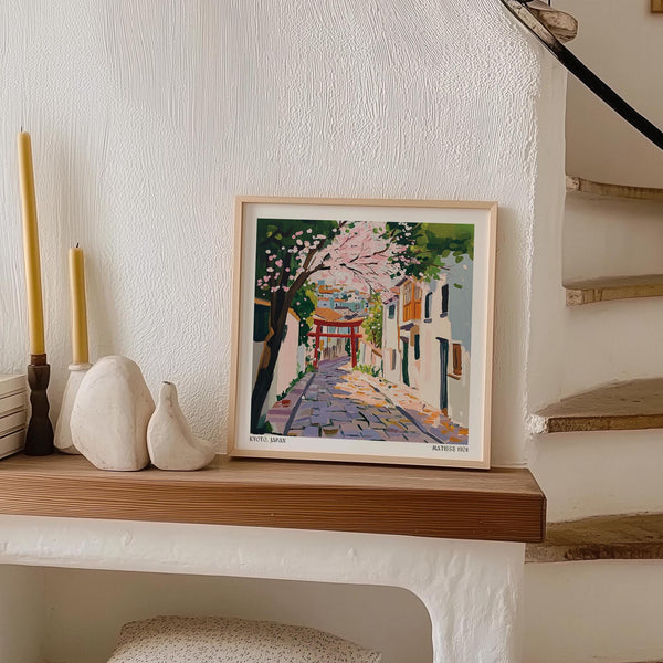 Art japonais de Kyoto caractérisé par des tons pastel doux et des éléments japonais emblématiques.