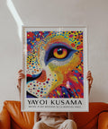 Affiche animalière représentant un gros plan de l'œil d'un lion dans un style inspiré de Yayoi Kusama.