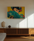 Décoration murale japonaise représentant une geisha, dans les tons verts et jaunes, pour une impression sereine dans votre bureau.