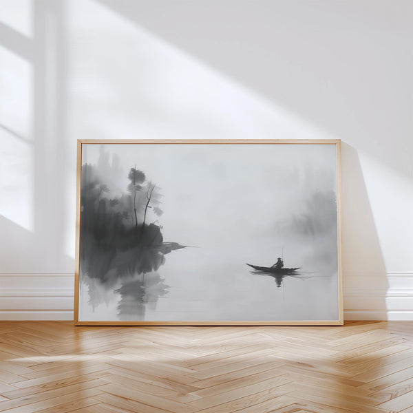 Art mural représentant un pêcheur japonais, peint à l'encre noire, montrant un bateau solitaire sur un lac brumeux.