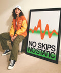 Affiche musicale rétro minimaliste avec le texte en gras « No Skips No Static » (Pas de sauts, pas de parasites).