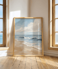 Poster Seascape affichant les couleurs bleu, beige et blanc dans un salon moderne