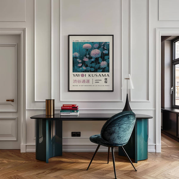 Composition florale sereine dans un style abstrait bleu et violet pour les murs de bureau