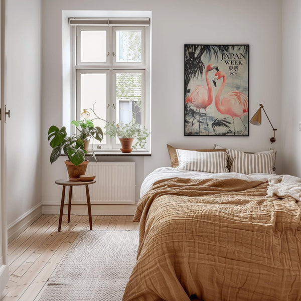 Décoration de chambre à coucher avec des reproductions élégantes de flamants roses encadrées