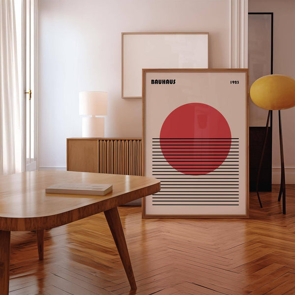 Mur du salon avec une affiche géométrique inspirée du Bauhaus