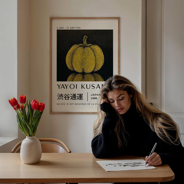 Une décoration murale unique en forme de champignon, alliant design moderne et surréaliste.