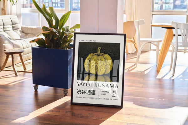 Décoration murale jaune Kusama citrouille pour un design intérieur contemporain.