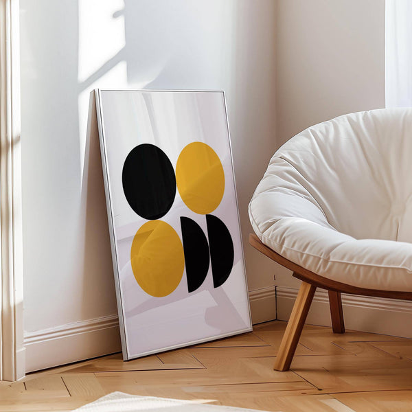 Posters géométriques encadrés accrochés dans un espace de travail moderne