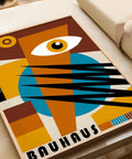 Affiche géométrique inspirée du Bauhaus, dans les tons marron, jaune et bleu