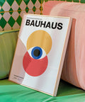 Affiche de style Bauhaus aux contrastes de couleurs saisissants