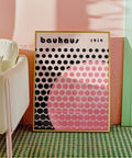 Affiche imprimée Bauhaus alliant précision artistique et design ludique