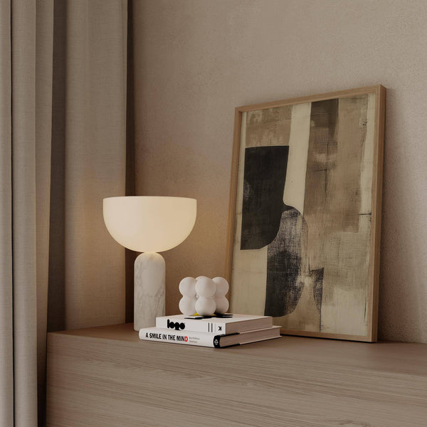 Impression murale crème avec dégradés doux et accents noirs pour les couloirs

