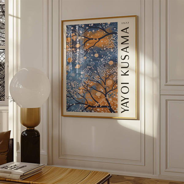 Œuvre d'art abstraite représentant des flocons de neige dans des tons orange vif et bleu marine