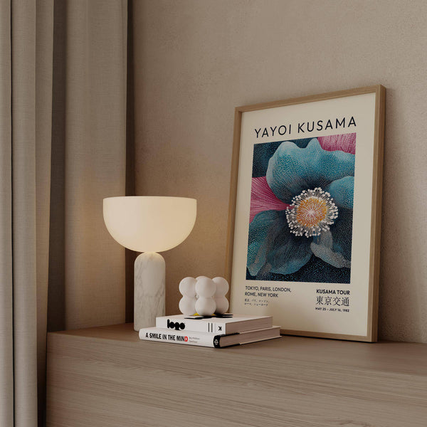 Impression artistique représentant des fleurs bleues avec des motifs floraux abstraits saisissants