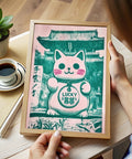 Charm traditionnel japonais représentant un chat, présenté dans un imprimé moderne porte-bonheur.