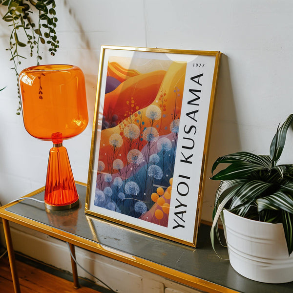 Décoration murale chaleureuse bleu-orange avec des motifs Kusama inspirés de la nature