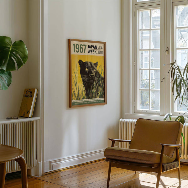 Salon moderne décoré d'une affiche représentant une panthère noire