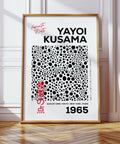 Motif à pois infinis présenté dans l'impression artistique à pois de Yayoi Kusama