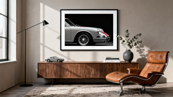 Mockup di decorazioni murali incorniciate con splendide stampe di automobili per un'ispirazione di arredamento elegante.