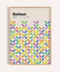 Poster Bauhaus dai colori vivaci con petali geometrici per studi creativi
