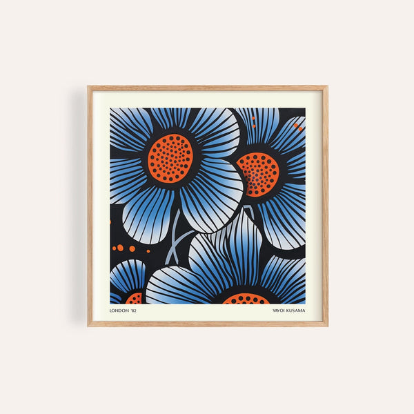 quadro con fiori blu caratterizzato da un vivace disegno floreale.