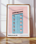 Stampa artistica modernista della metà del secolo raffigurante una torre Bauhaus blu con cielo rosa.