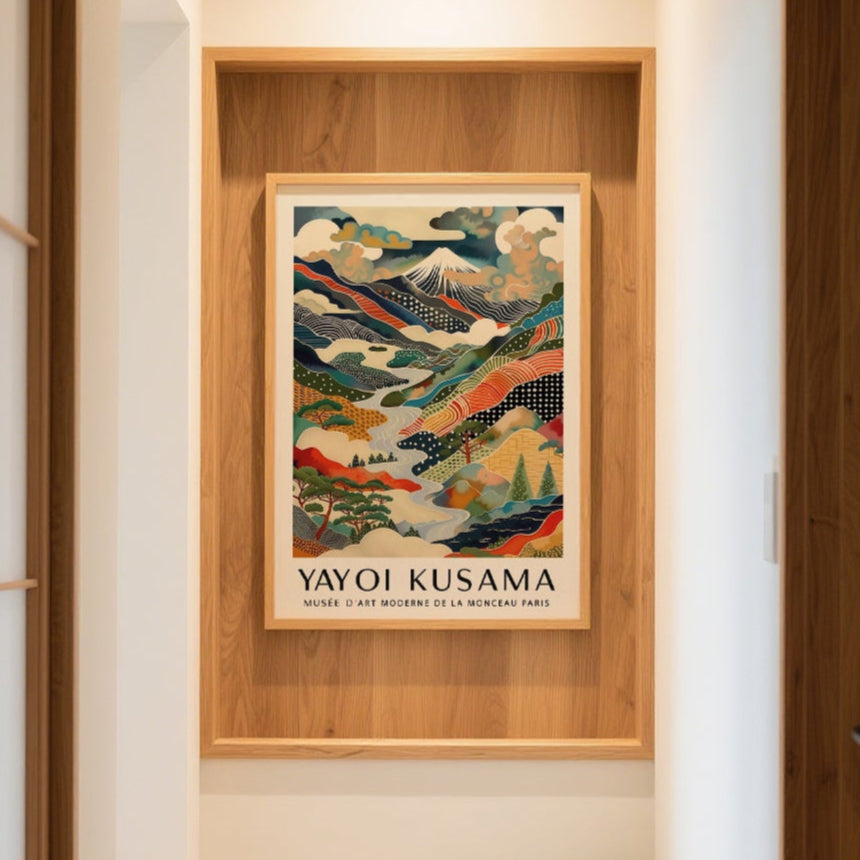 Moderno corridoio interno con un'opera d'arte incorniciata di Yayoi Kusama appesa alla parete